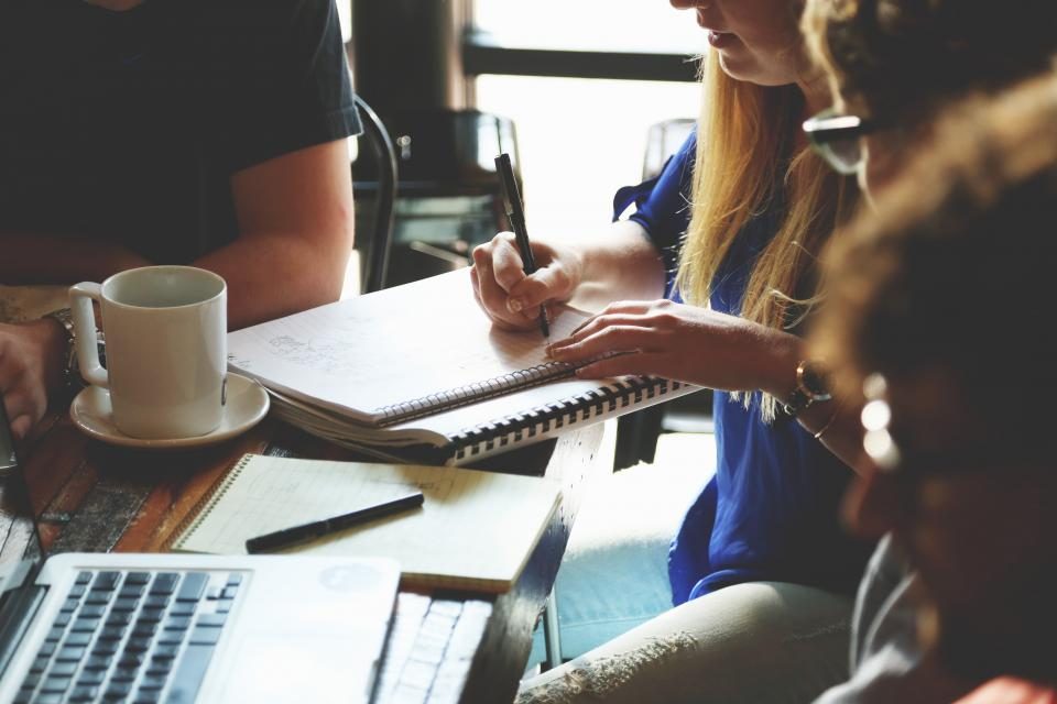 Team im gemeinsamen Arbeitsgespräch im Büro