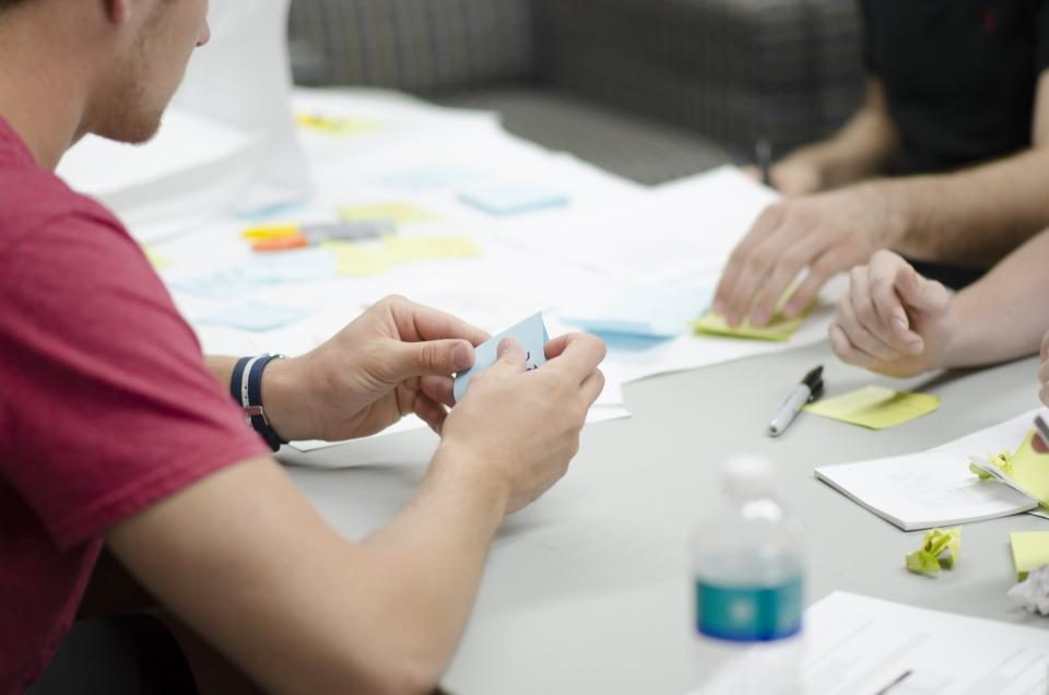 Arbeitsgruppe bei der gemeinsamen Fallarbeit