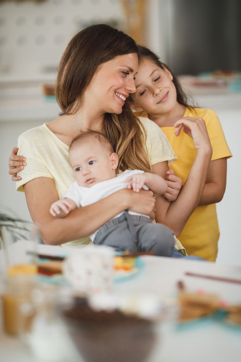 Mutter mit ihren Kindern im Freien