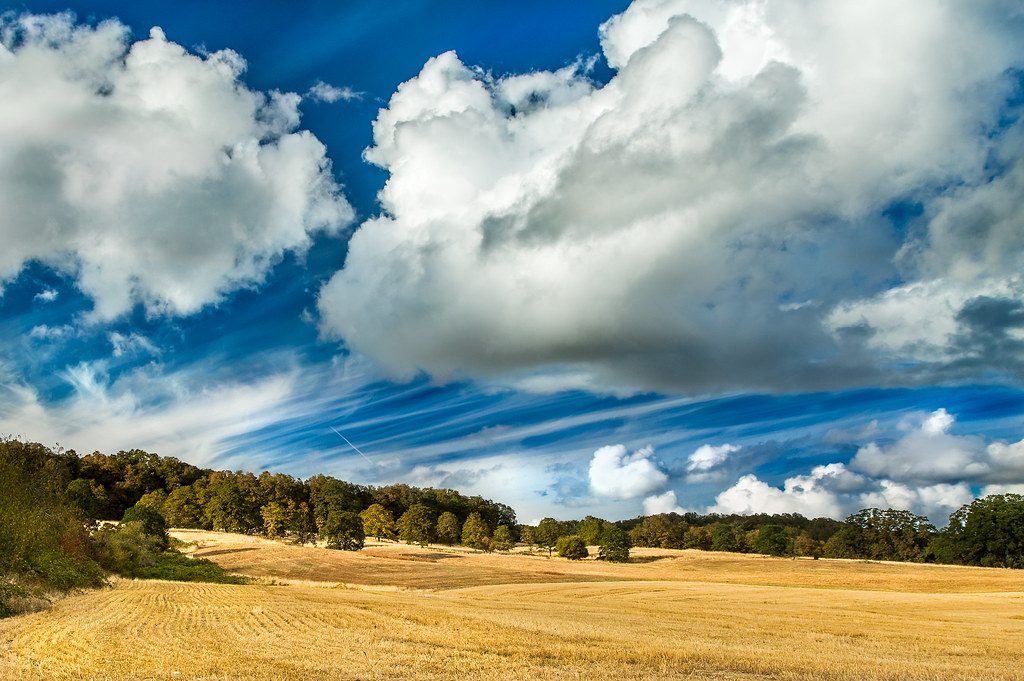 Weite Landschaft mit Wolkenhimmel